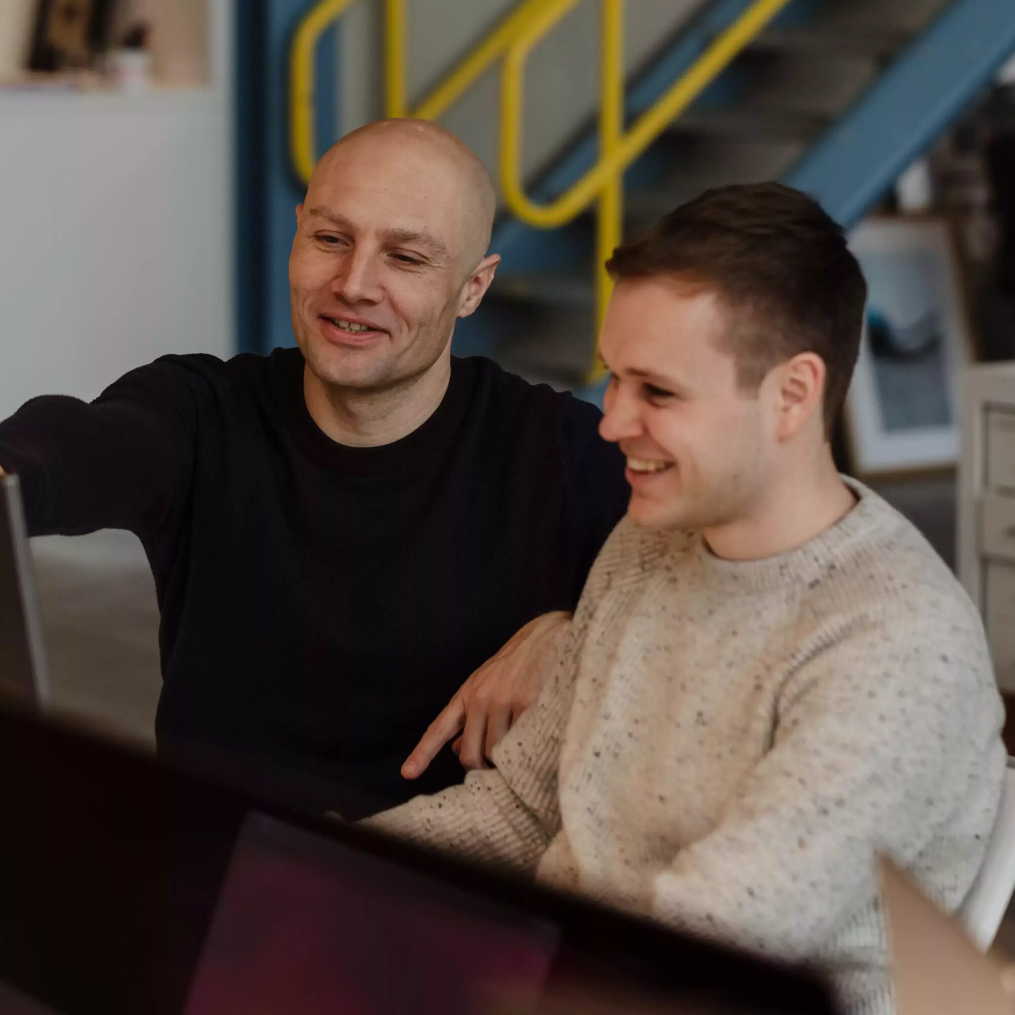 Twee mannen werken aan Google Ads campagnes