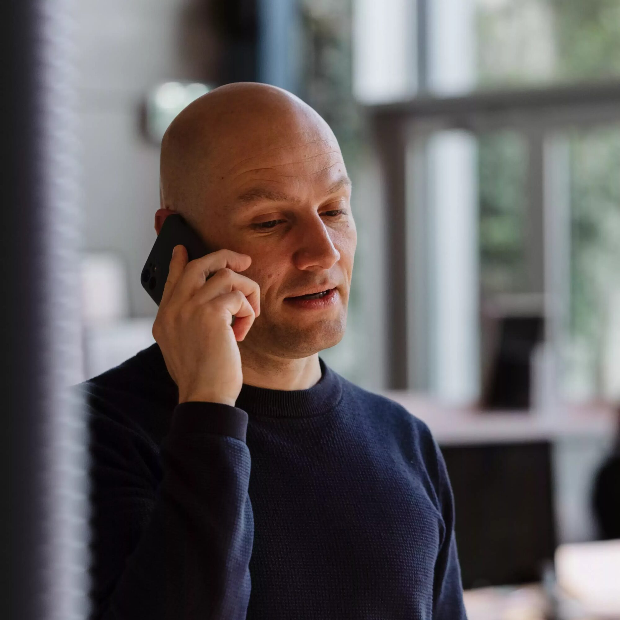 Telefoongesprek over sociale media voor bedrijven.